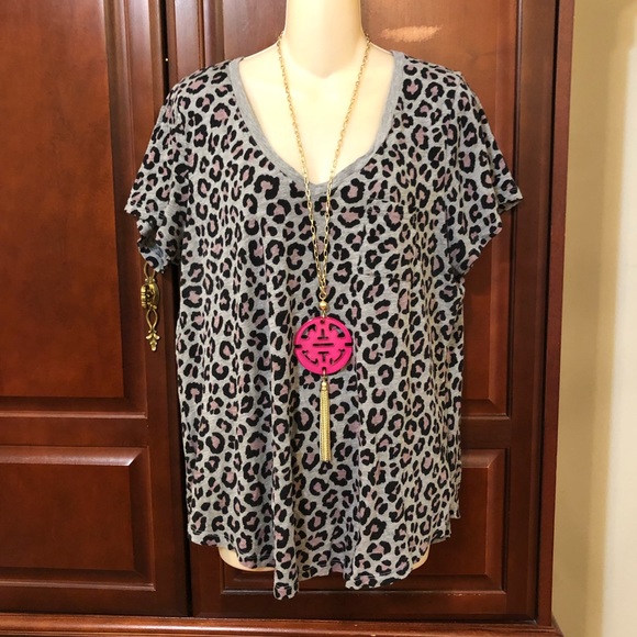 Torrid | Classic Fit V-Neck Pocket Tee Leopard - Picture 3 of 9